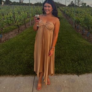 Beautiful wedding guest dress. Worn twice and washes up perfectly!